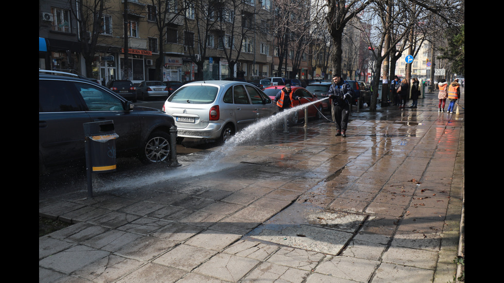 Започна миенето на улици и булеварди в София