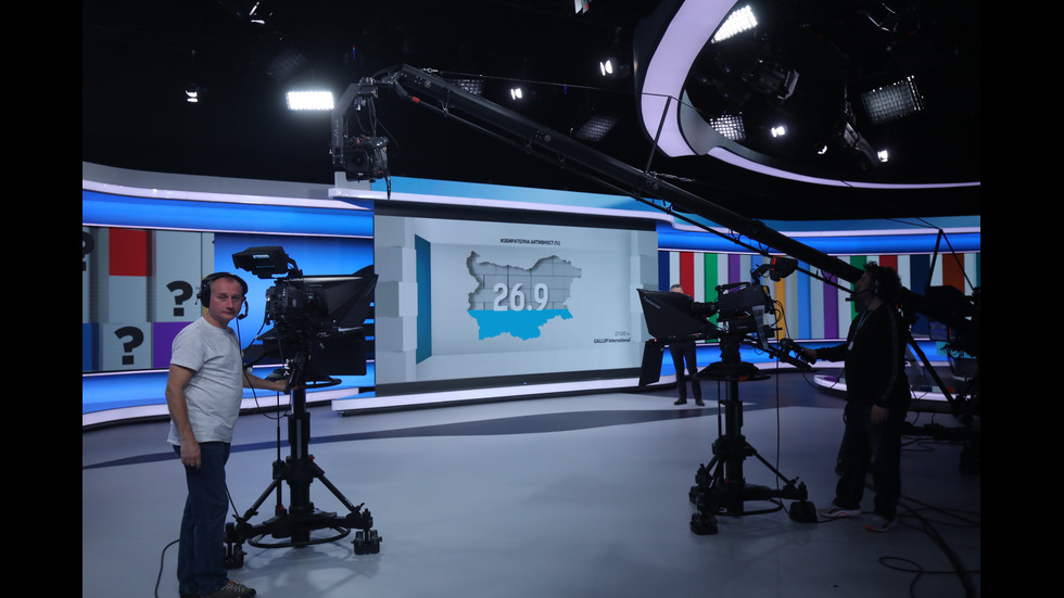 ЗАД КАДЪР: Изборният ден по NOVA В СНИМКИ