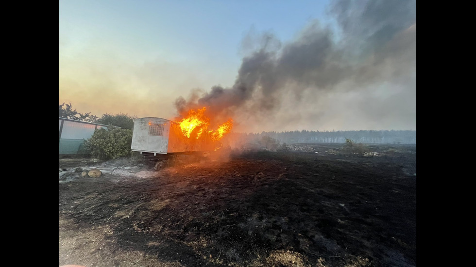 Огромен пожар бушува край Костинброд