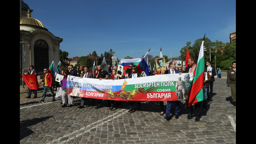 Нарисуваха украинското знаме върху Паметника на Съветската армия