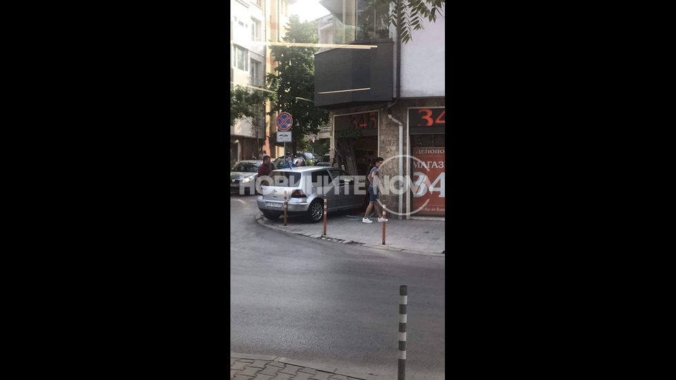 Кола се вряза в магазин в София (СНИМКИ)