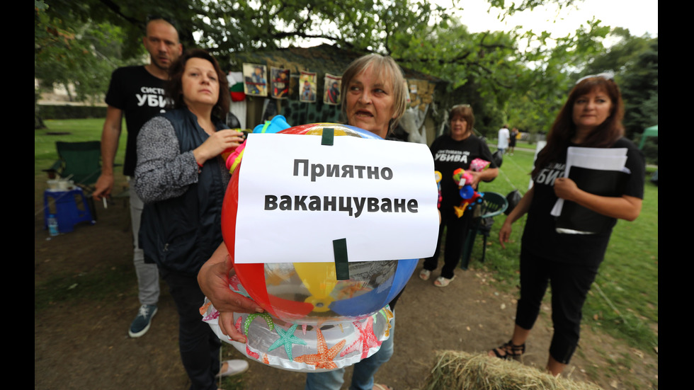 Майки на деца с увреждания отново протестират