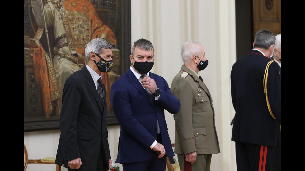 Президентът удостои с държавни отличия огнеборци