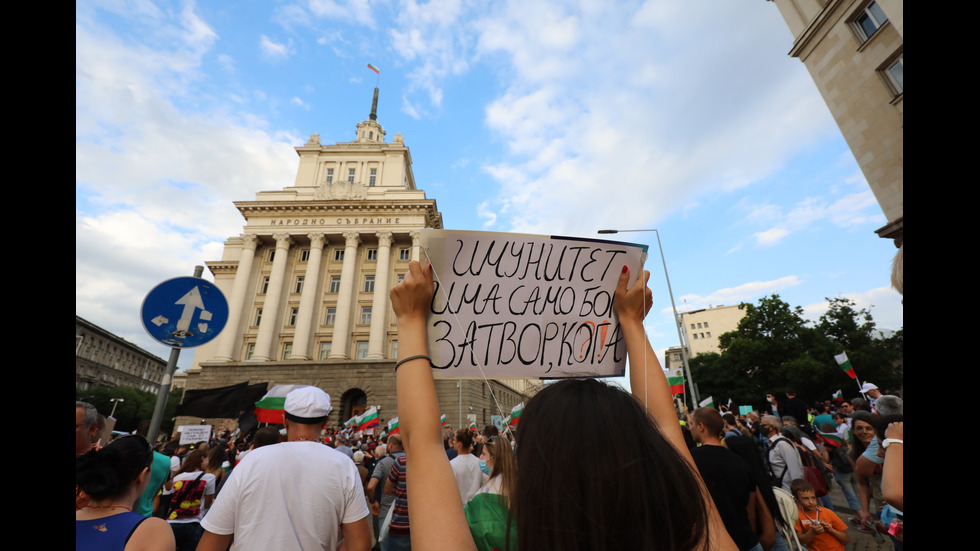 Шестият протест в София започна без напрежение