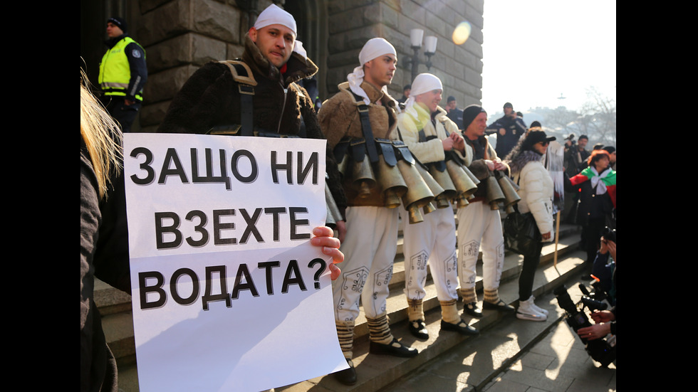 Протест на перничани блокира центъра на София