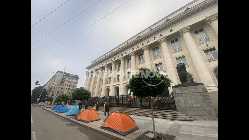 Протестиращи опънаха палатков лагер пред Съдебната палата