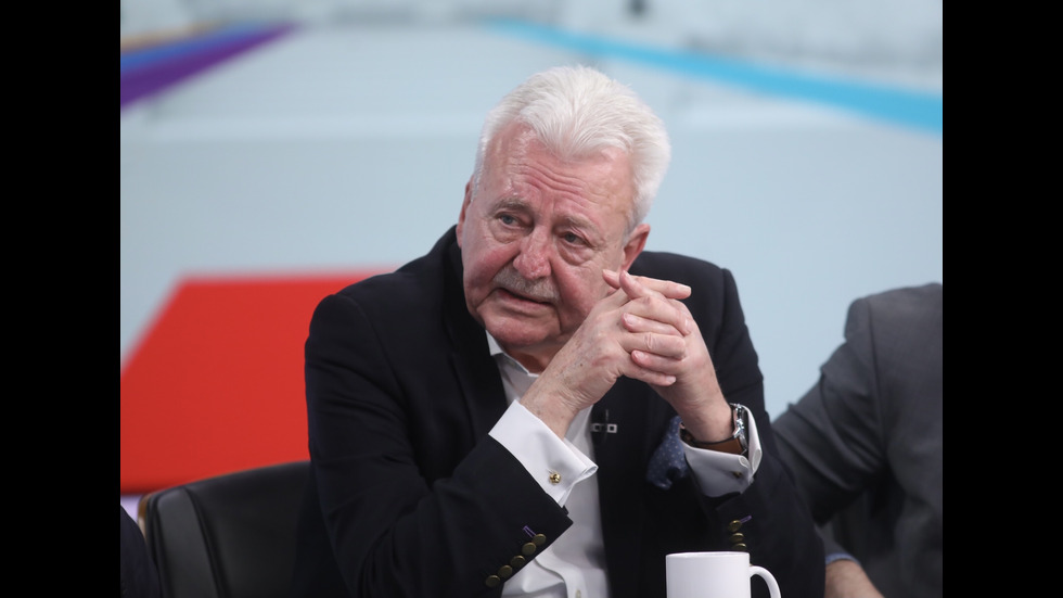 ЗАД КАДЪР: Изборният ден по NOVA В СНИМКИ