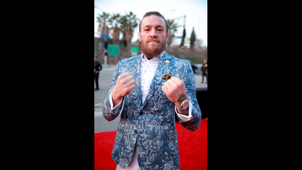 Стил и сексапил завладяха червения килим на наградите „Грами”