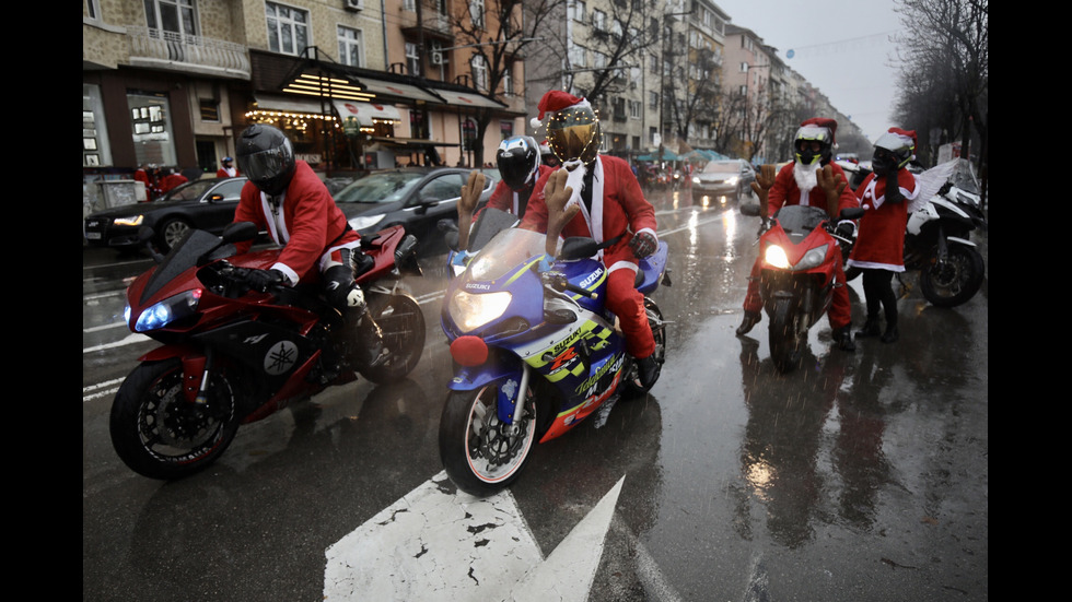 Десетки Дядо Коледовци на мотори обикалят улиците на София