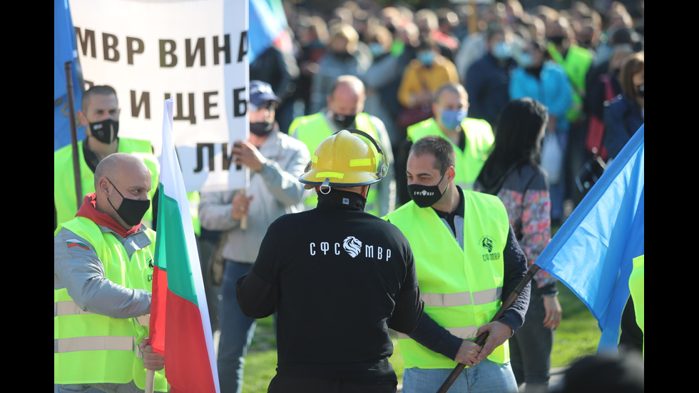 Полицейските служители излизоха на протест