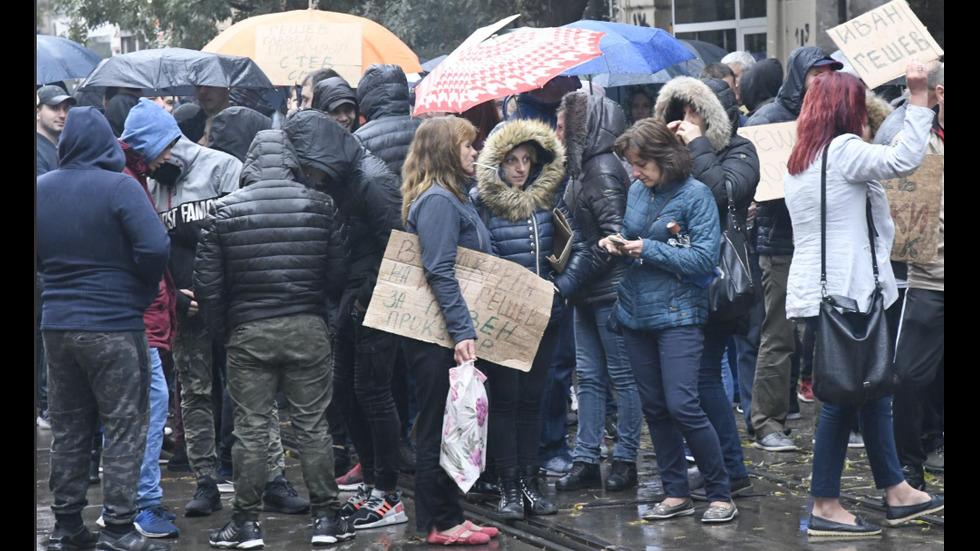 Протести „за” и „против” Гешев под прозорците на ВСС