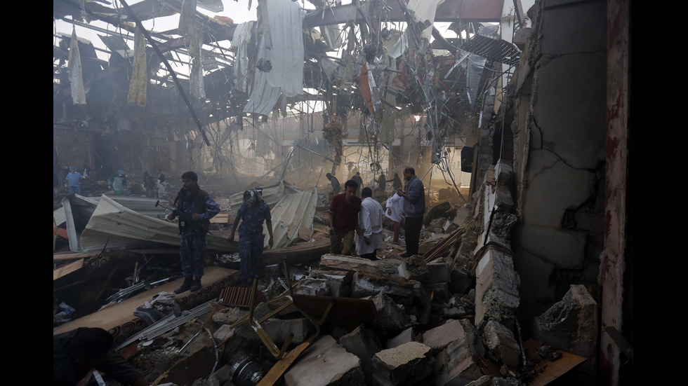 Разрушенията от кървавата въздушна атака в Йемен