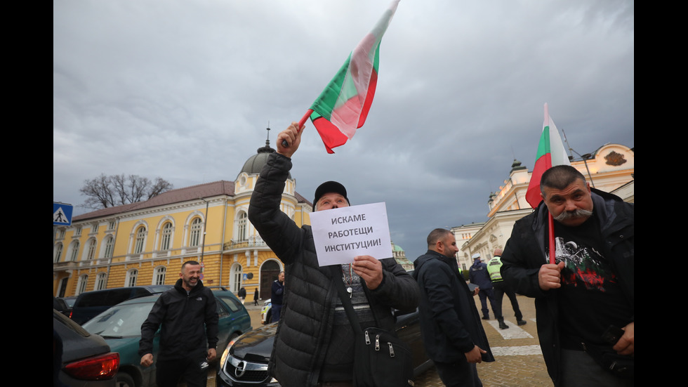 Автопоход на „Величие“: Протест в деня на извънредното заседание на НС