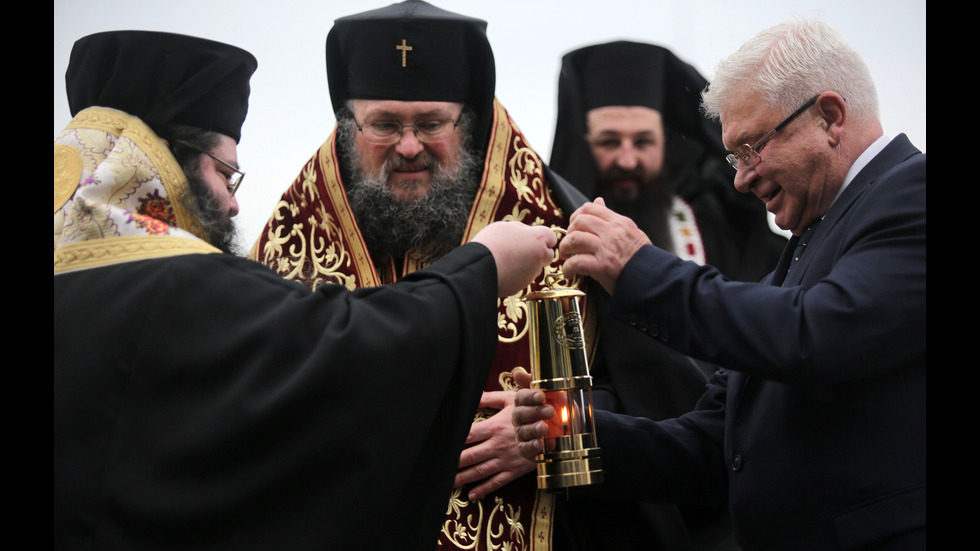 Благодатният огън слезе на Земята, дойде и у нас