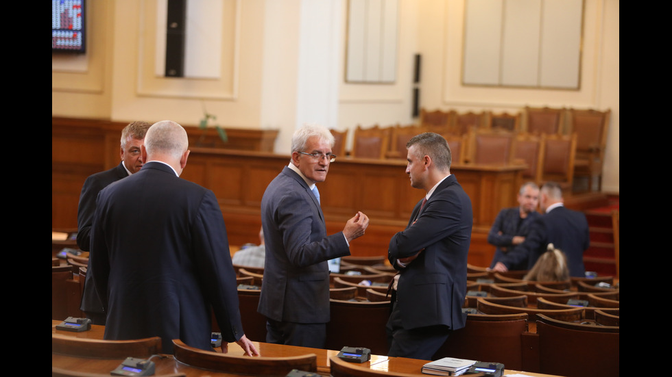 Депутатите обсъждат бюджета на извънредно заседание
