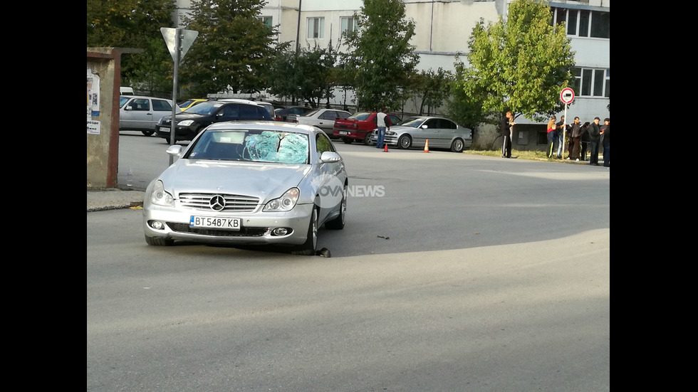 Кола помете възрастен мъж на пешеходна пътека