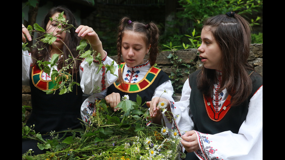 Отбелязаха Еньовден в Етнографския комплекс "Етър"
