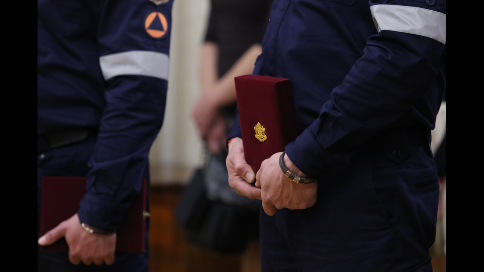 Президентът удостои с държавни отличия огнеборци