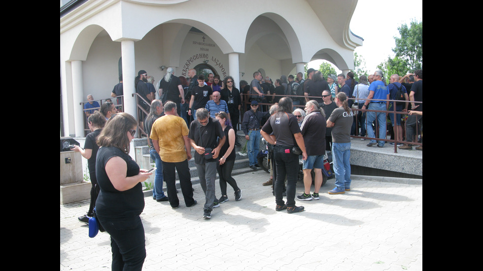 Десетки изпратиха Буги Барабата в последния му земен път