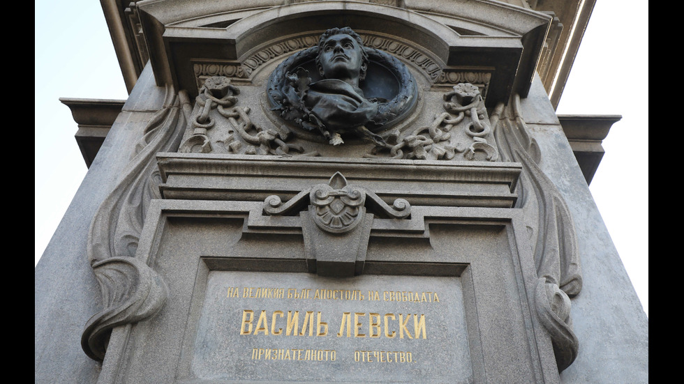 В памет на Левски: Ученици поднесоха цвета на Паметника на Апостола в София