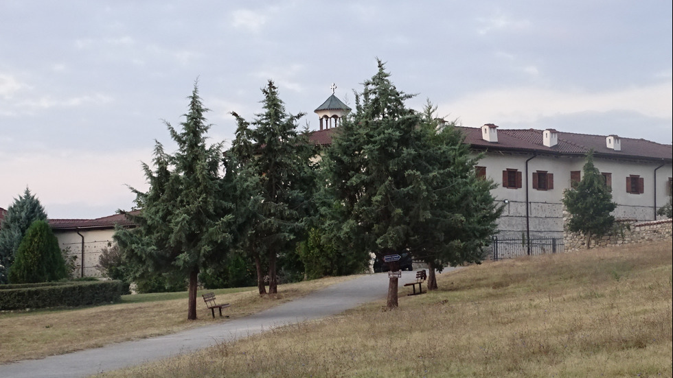 ОБИР В ЦЪРКВА: Крадци вързаха свещеника на Роженския манастир
