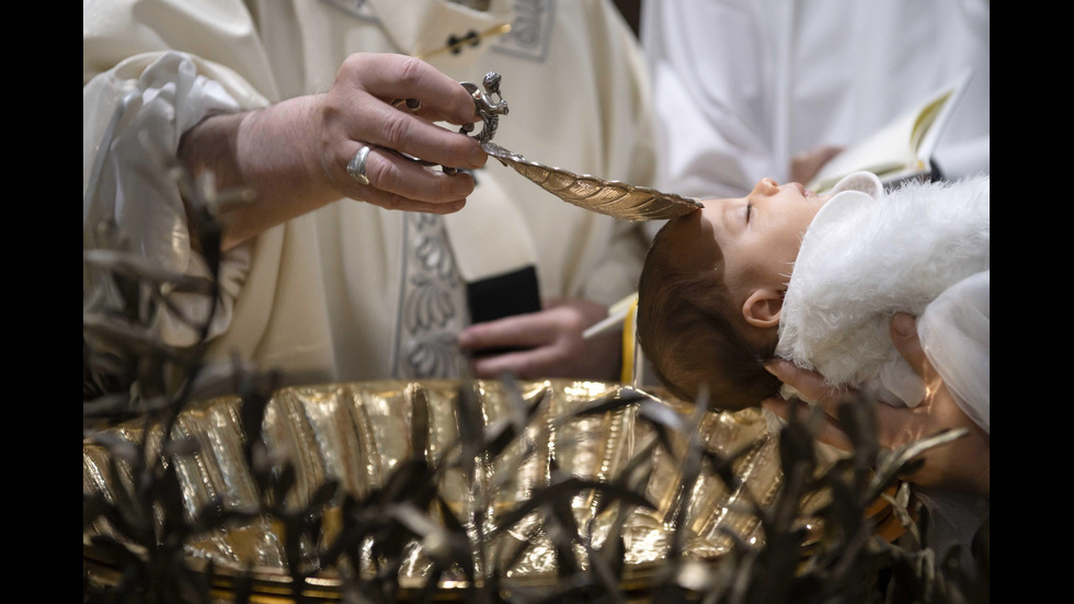 Папата кръсти 32 бебета в Сикстинската капела