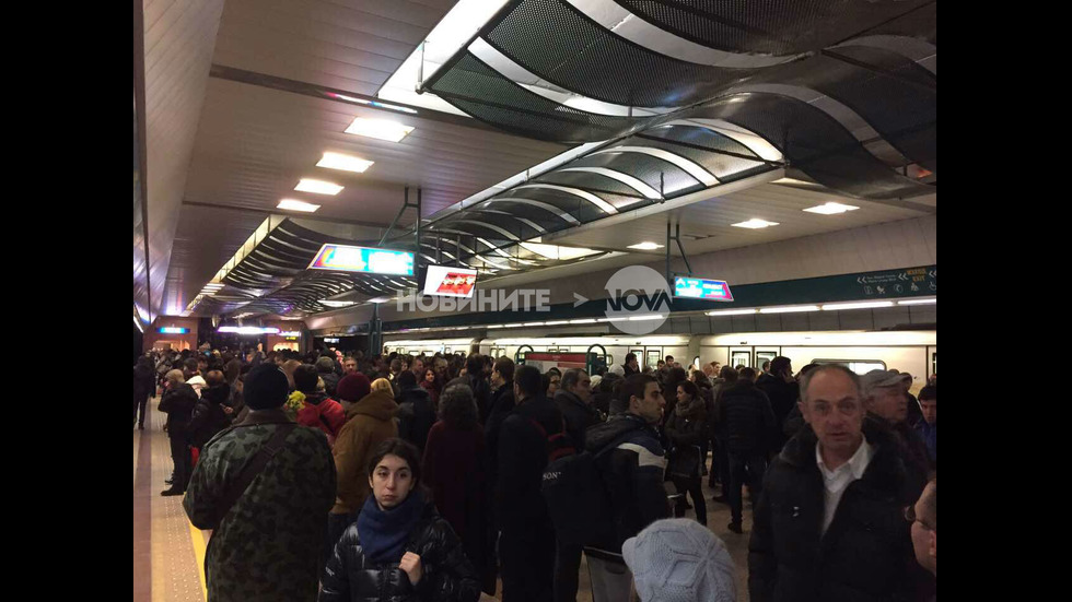 Стотици хора блокирани в софийското метро заради повреда