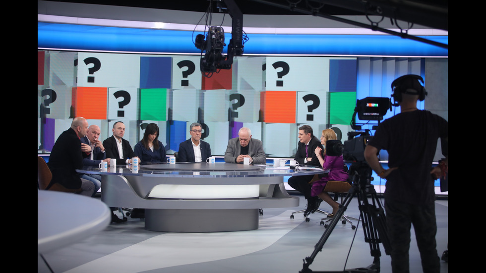 ЗАД КАДЪР: Изборният ден по NOVA В СНИМКИ