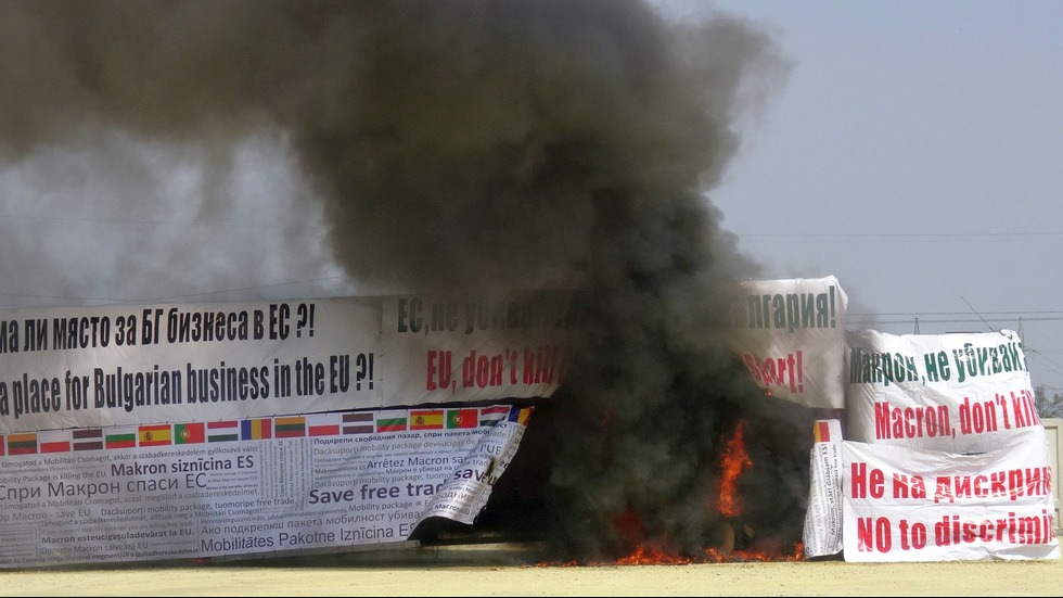 Превозвачи запалиха камион заради пакета "Мобилност"