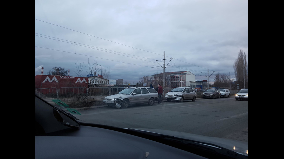 11 коли са катастрофирали заради бетон по асфалта в София