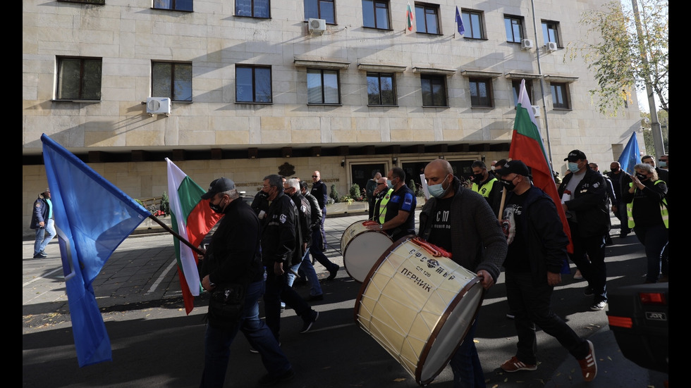 Полицейските служители излизоха на протест