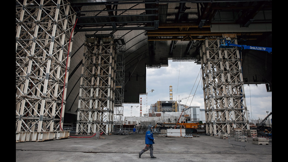 Защитният купол над атомната електроцентрала в Чернобил