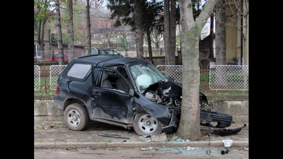 Джип се удари в дърво и повреди оградата на кметство в Русенско