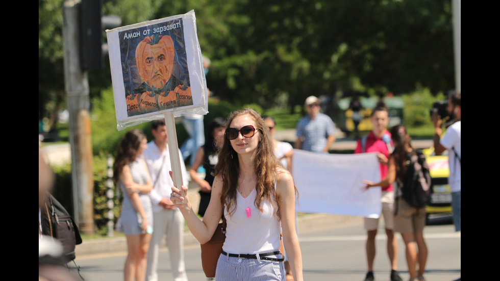 Група протестиращи блокира половин София