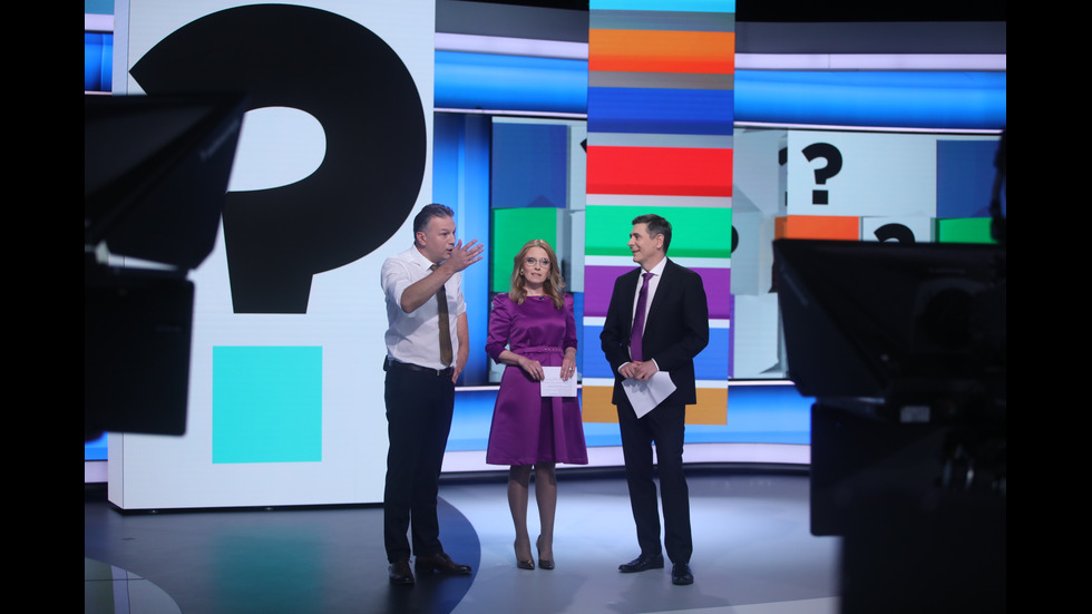 ЗАД КАДЪР: Изборният ден по NOVA В СНИМКИ