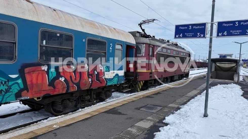 Локомотив удари пътнически влак на гарата в Карнобат