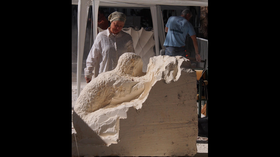 Творци ваят скулптури от камък в Морската градина