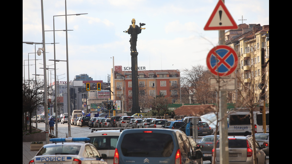 Протест на спешни медици блокира центъра на София