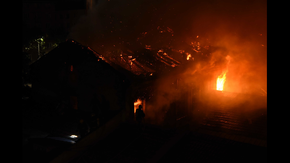 Пожар в София – горяха "Царските конюшни"