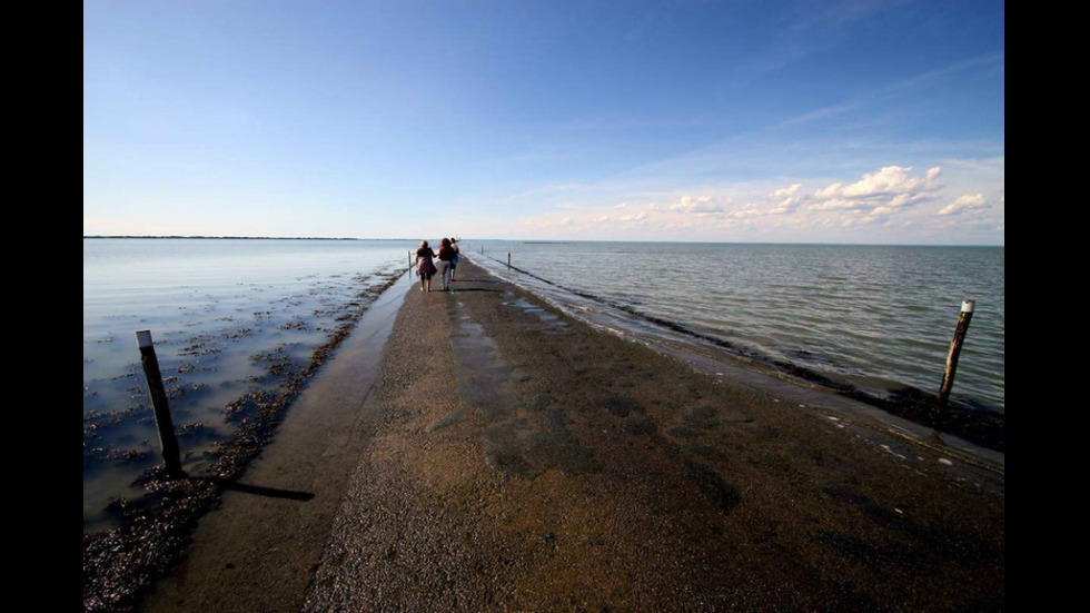Опасен път във Франция изчезва под вода