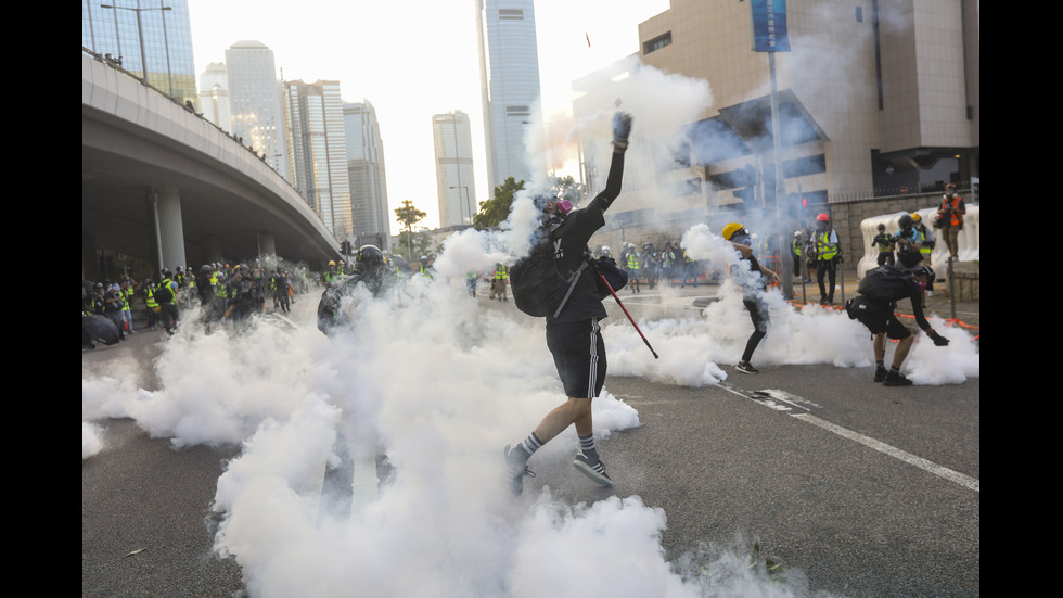 Нови сблъсъци между полицията и протестиращите в Хонконг
