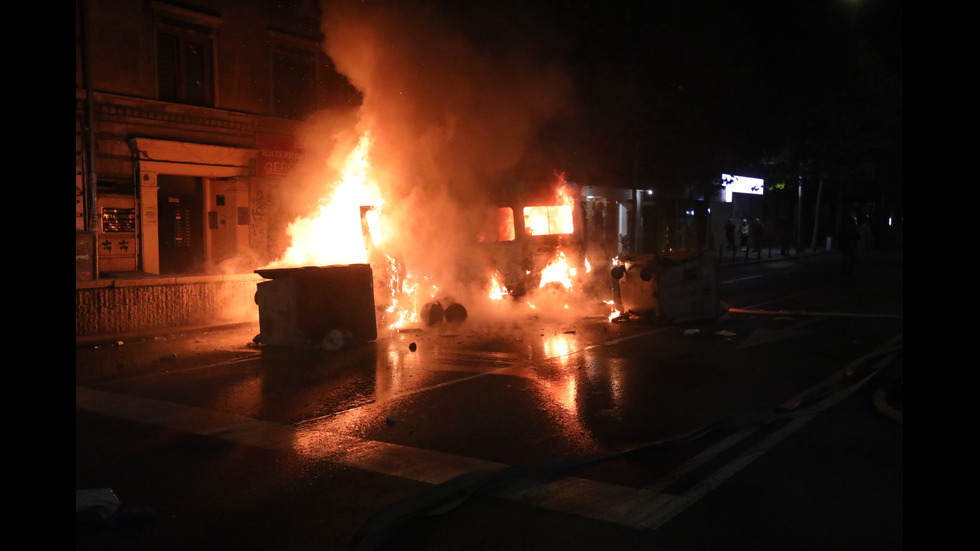 Полицията използва водно оръдие при протеста пред Националния стадион