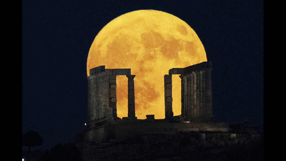 Космическа "изложба": Синята суперлуна през обектива на фотографа