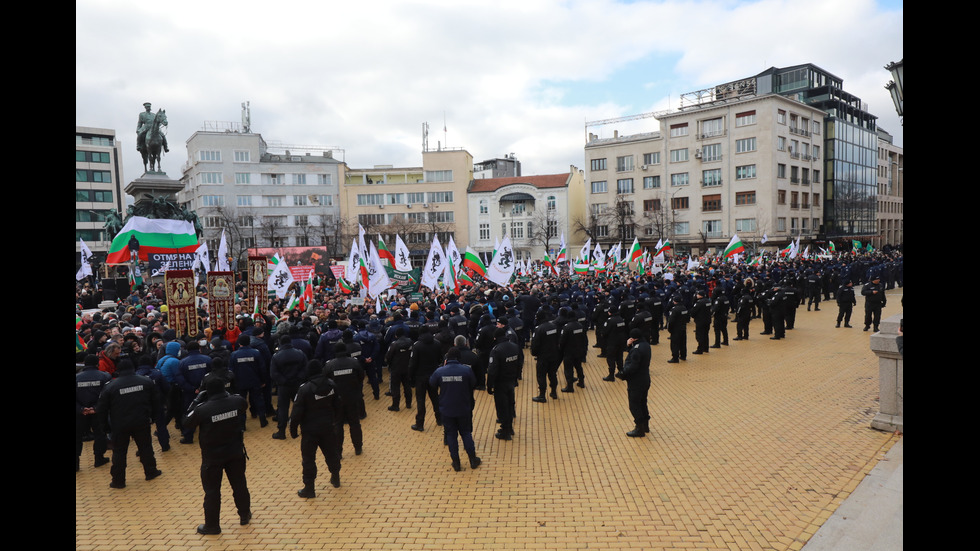 "Възраждане" организира протест срещу зеления сертификат, докараха водно оръдие пред НС