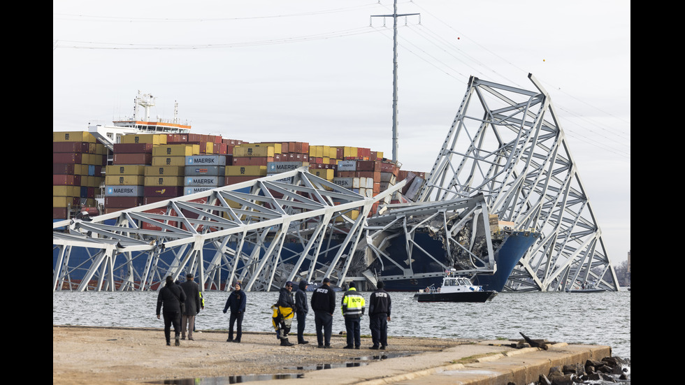 Товарен кораб срути мост на магистрала в САЩ, има паднали хора във водата