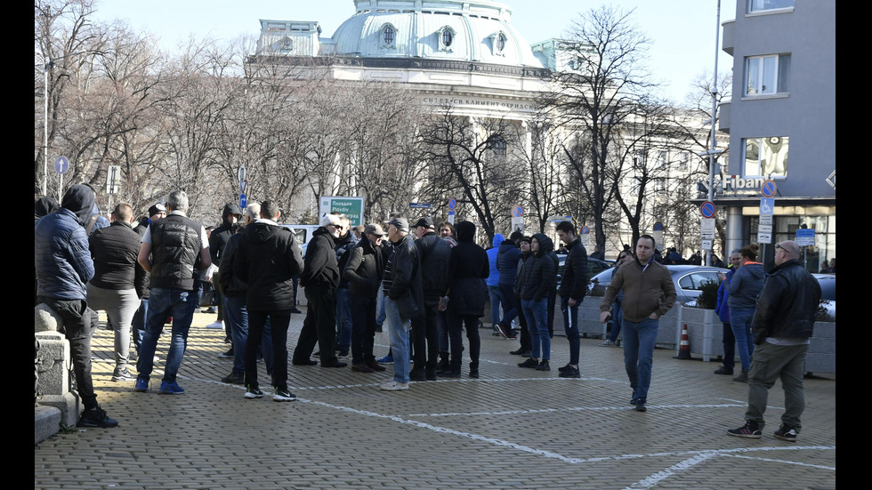 Фенове на „Левски” на протест пред парламента
