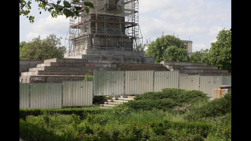 Демонтират компрометирани плочи от Паметника на Съветската армия