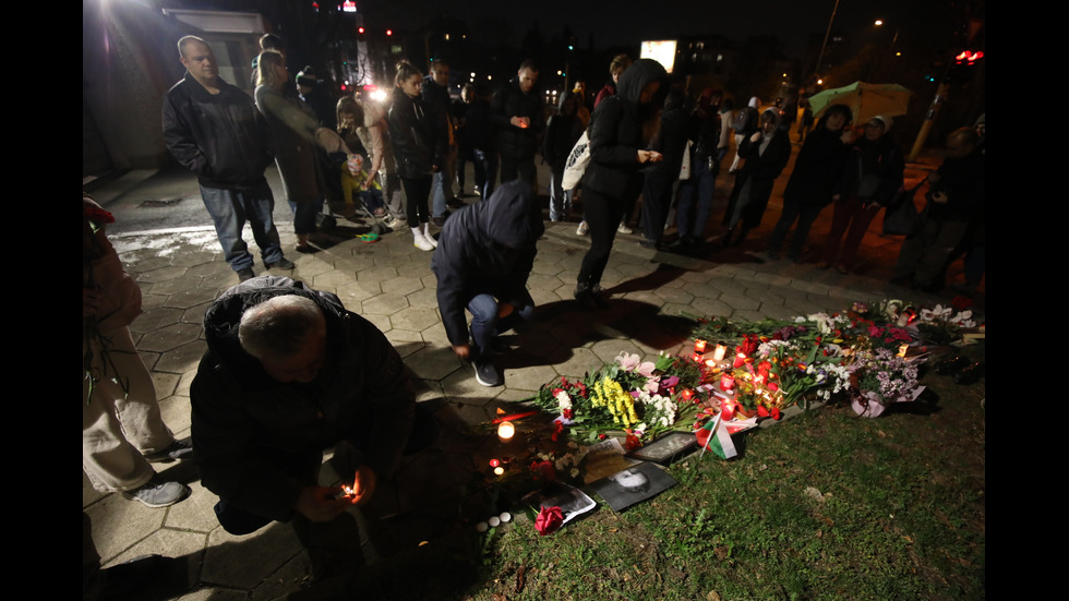 В памет на Навални: Положиха свещи и цветя пред руското посолство в София