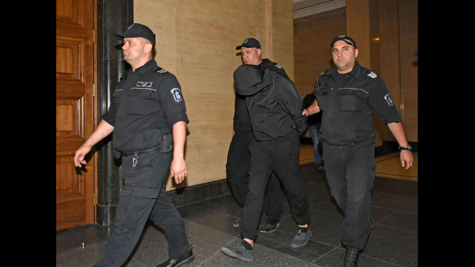 Оставиха в ареста мъжа, хвърлил бомбичка по полицаи