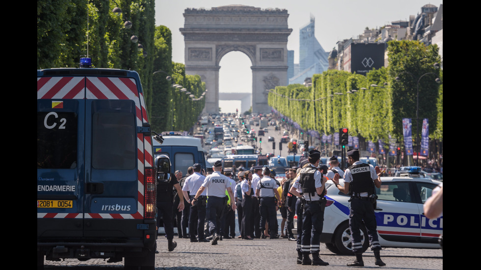 Кола се блъсна в полицейски ван в Париж